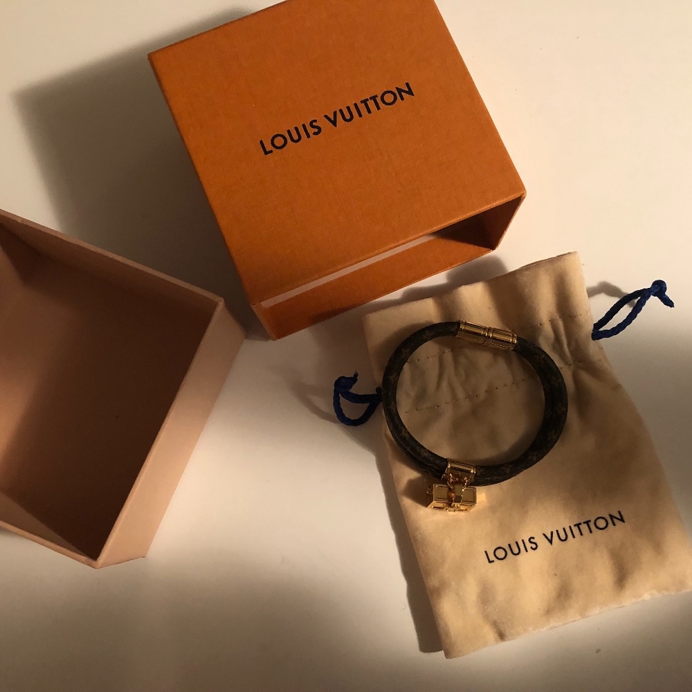 LOUIS VUITTON Monogram Petit Malle Bracelet 17
